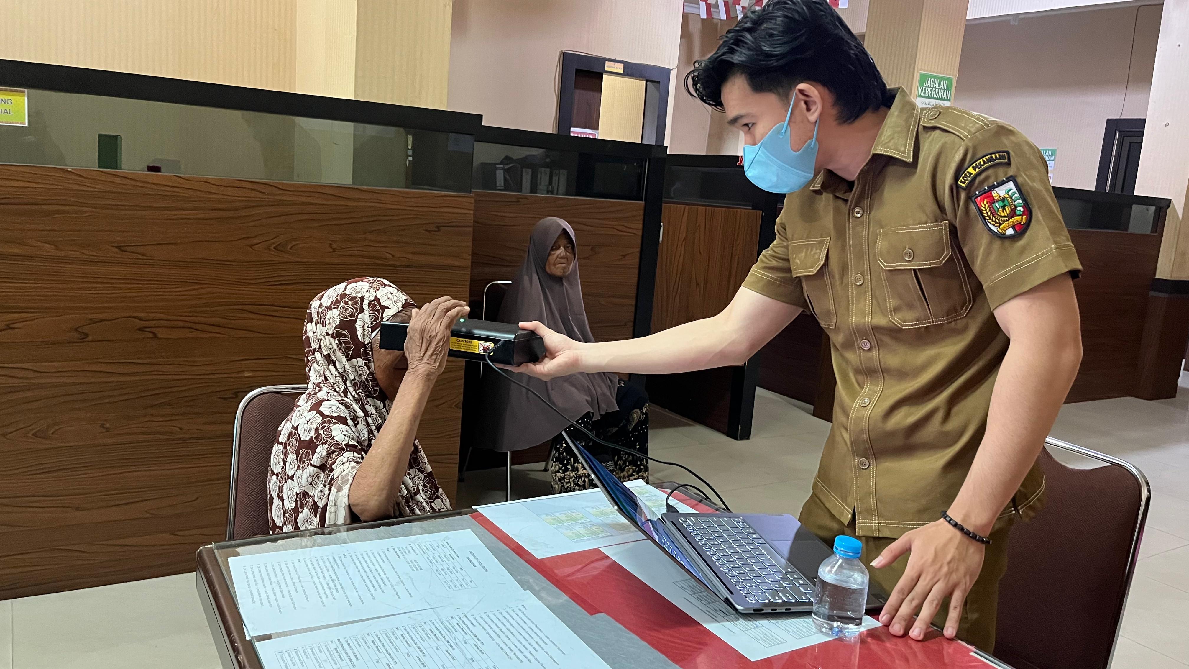 Petugas wilayah mendampingi warga — jemput bola, bukan menunggu.